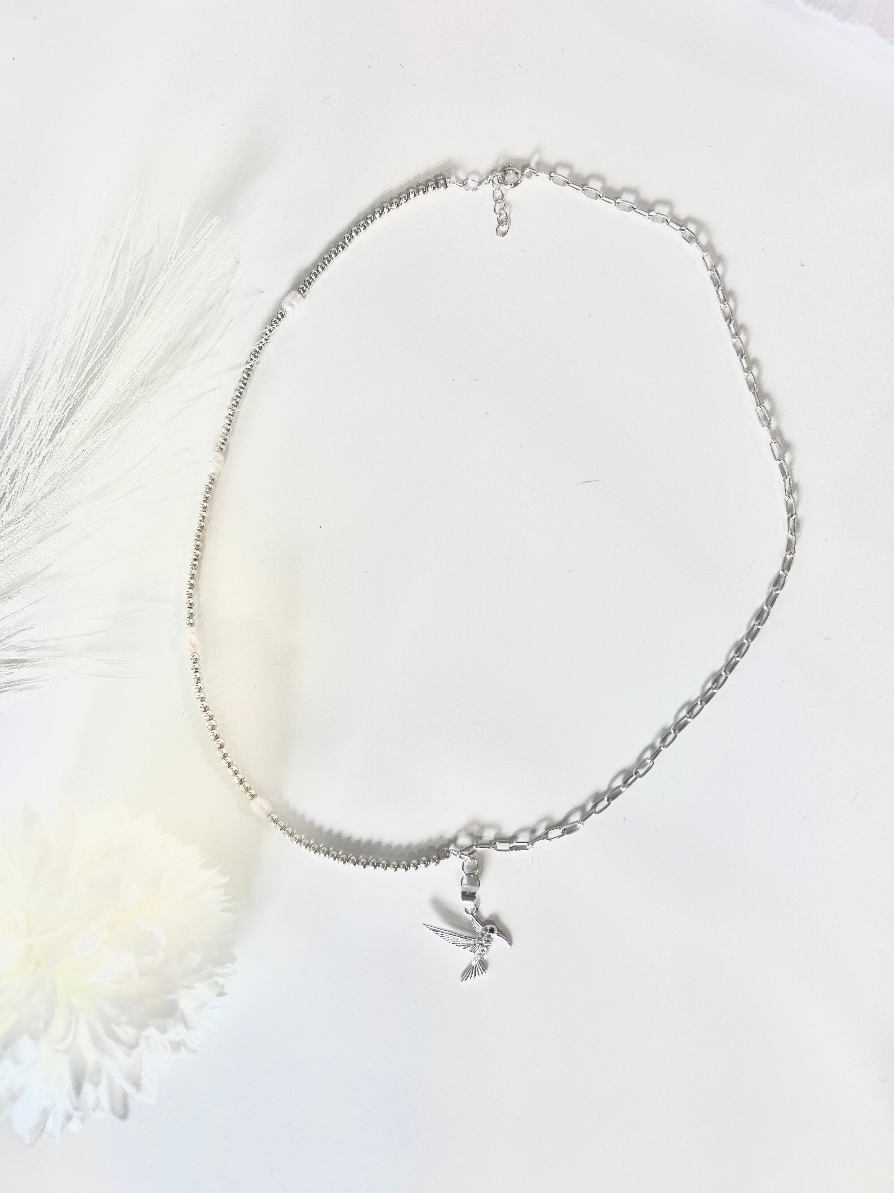 Collar con perlas de río, eslabones y colibrí en plata 925