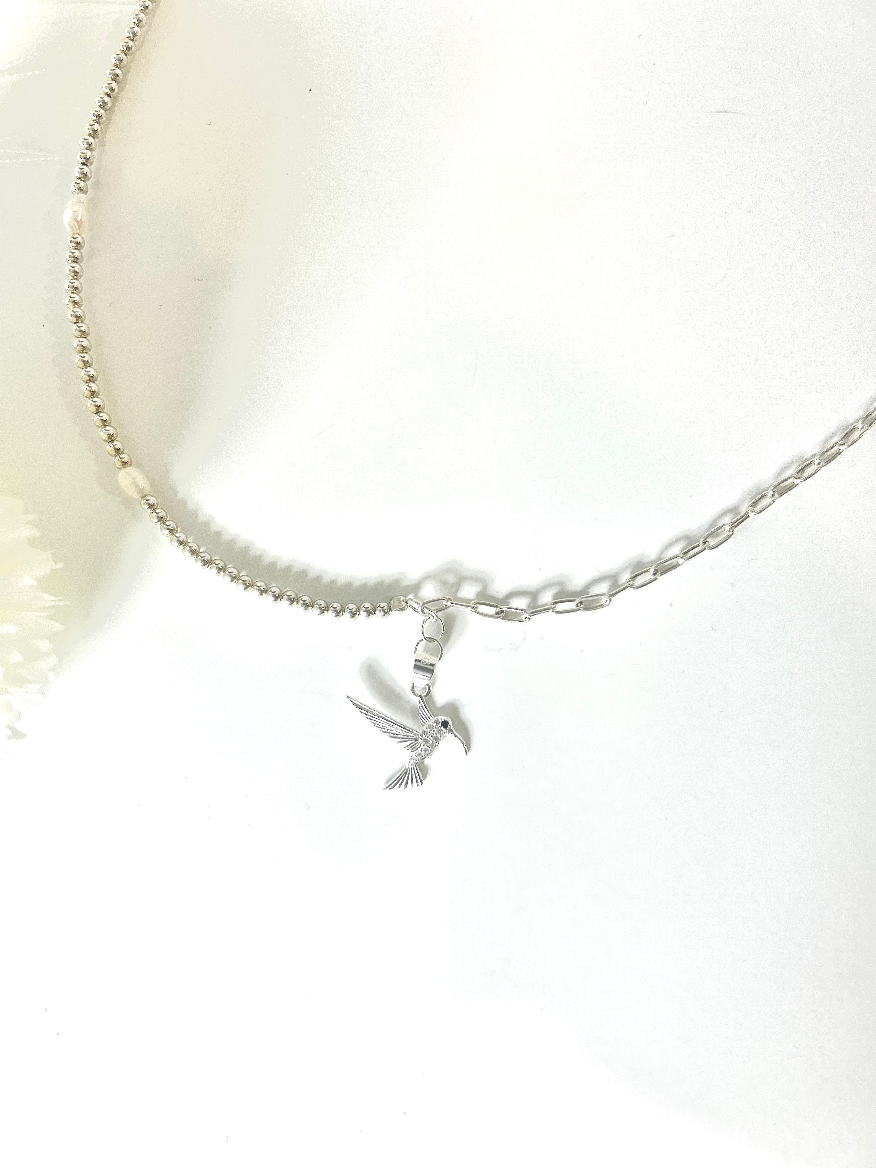 Collar con perlas de río, eslabones y colibrí en plata 925