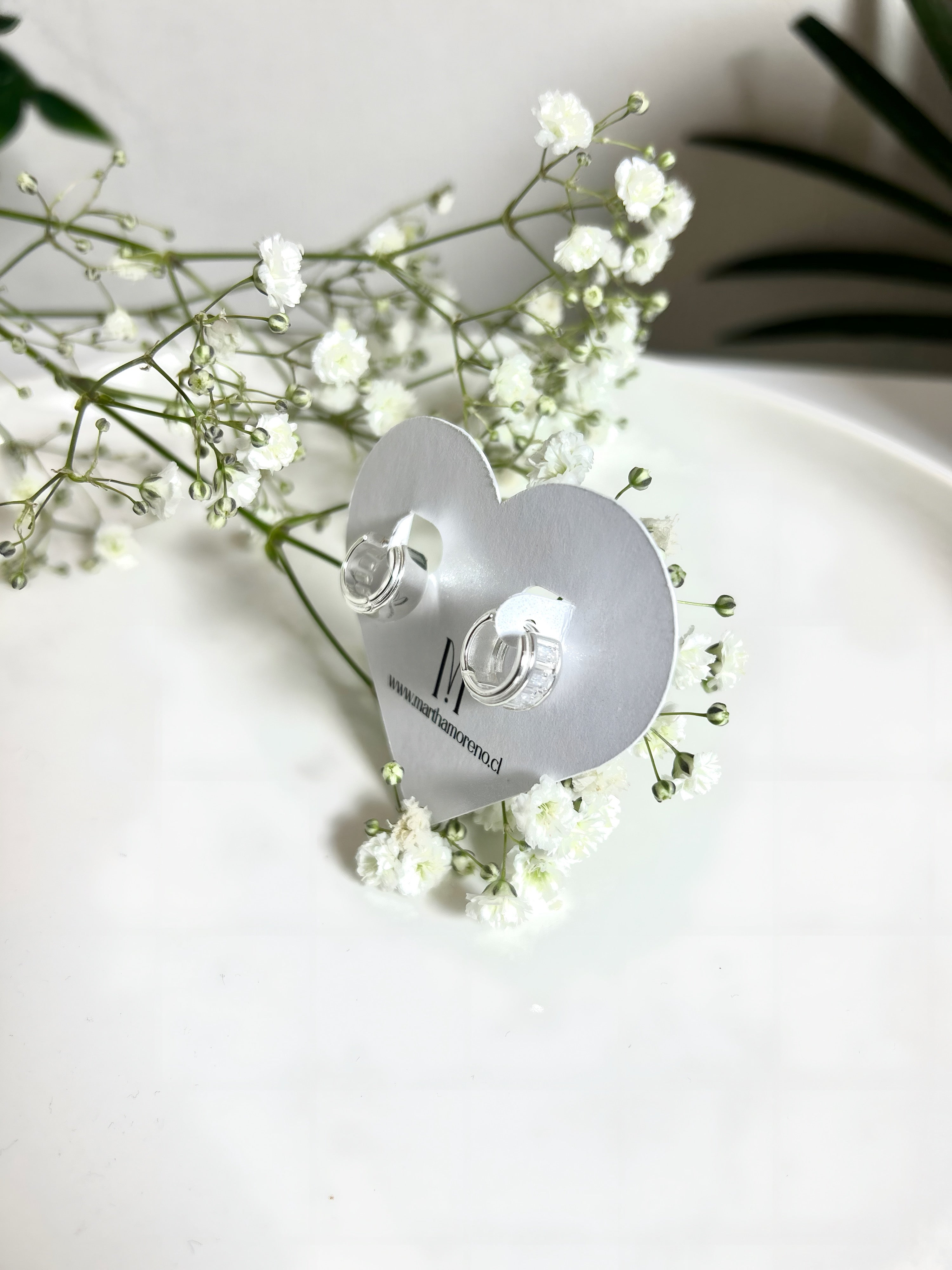 Aros huggies con circonitas baguette - Plata 925