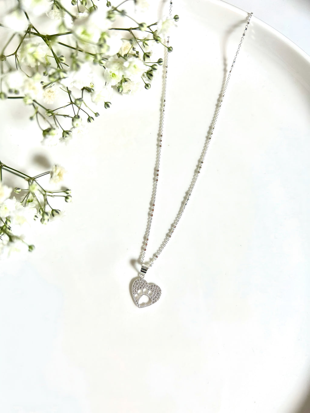 Collar corazón calado y patita de perro con circones