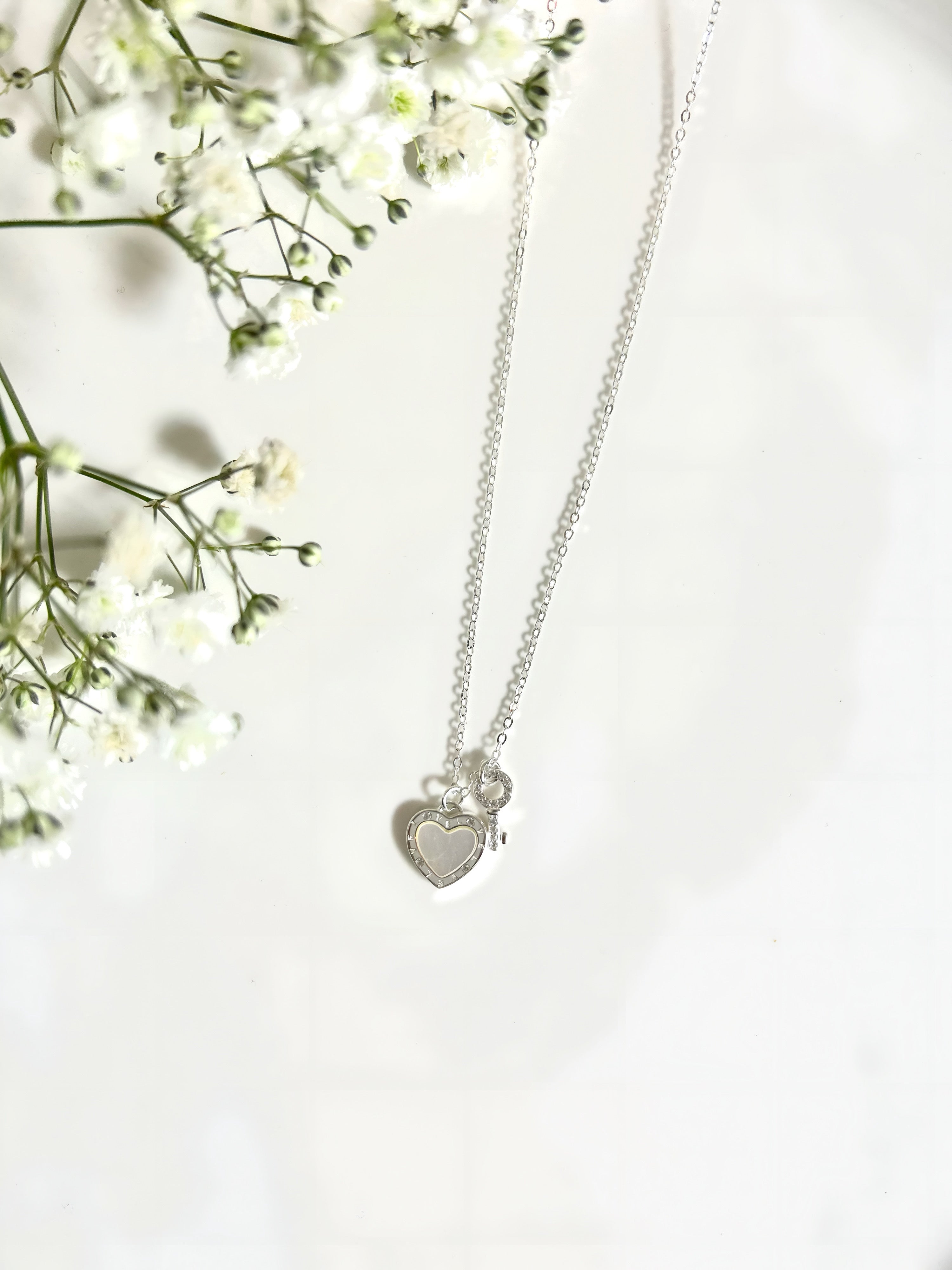 Collar de corazón, nácar, circones y llave
