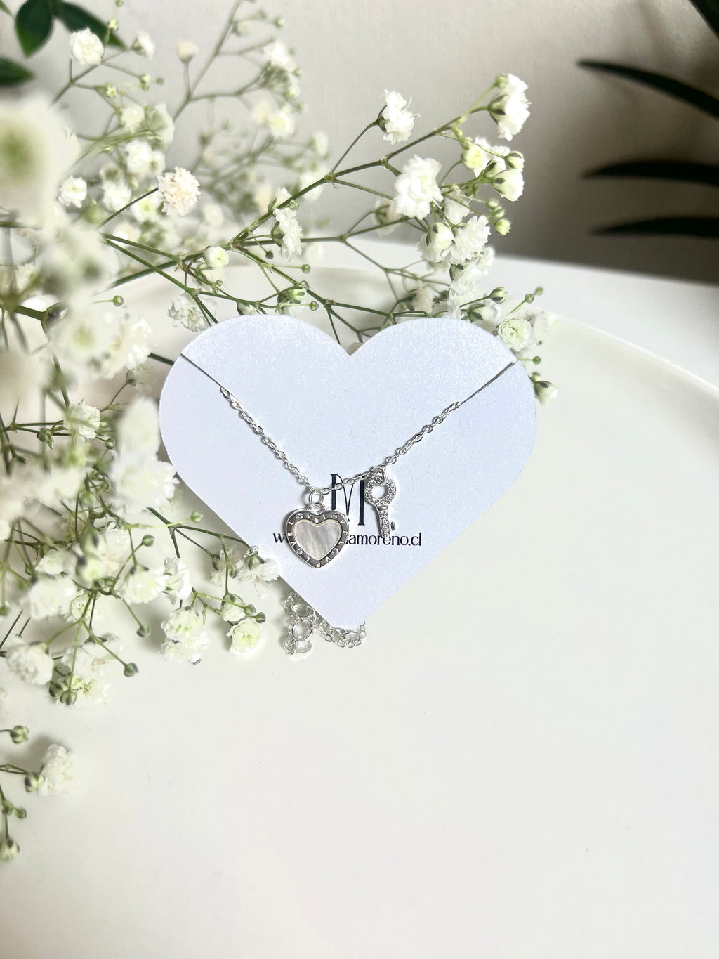 Collar de corazón, nácar, circones y llave