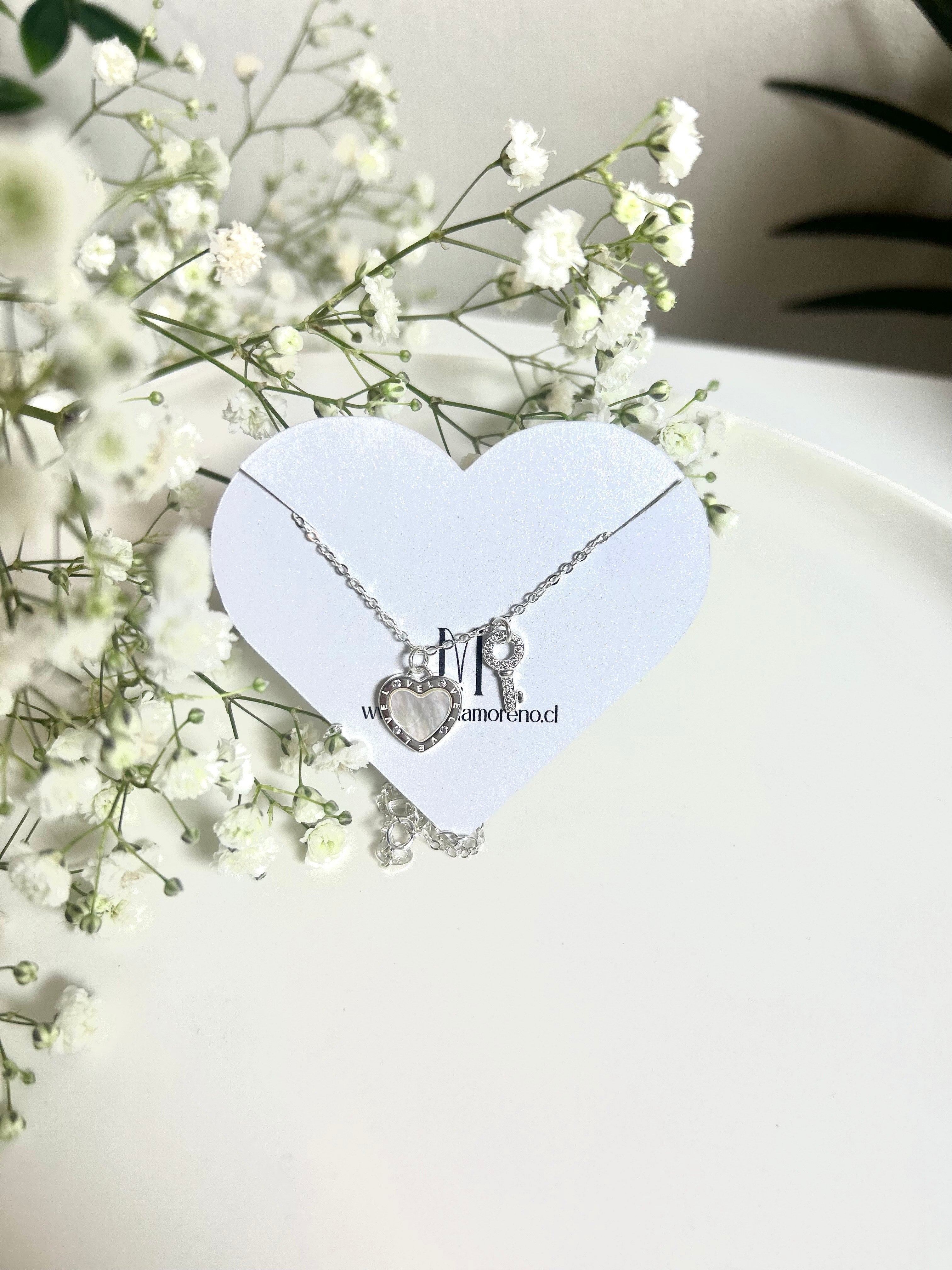 Collar de corazón, nácar, circones y llave