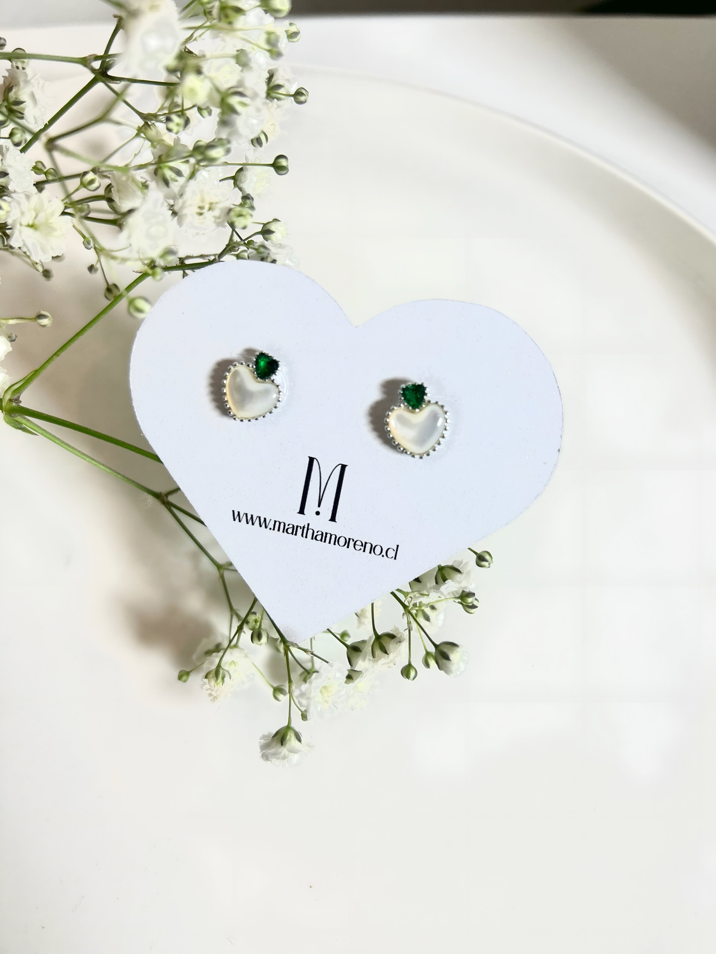 Aros de corazón nácar y circonita verde en plata 925
